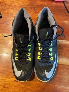 Nike Men’s Black and Green Volt Zoom Training Shoes Size 9
